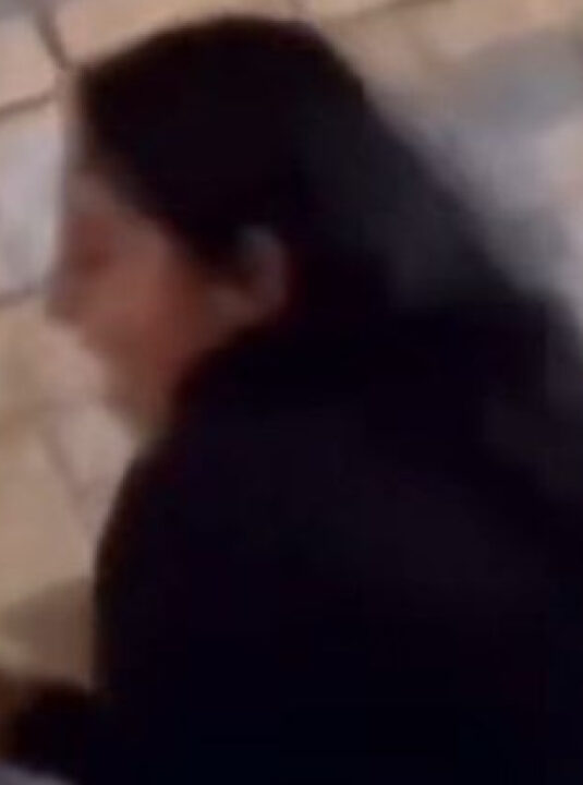 Mulher tem reação inesperada ao flagrar namorado com sua melhor amiga; VEJA VÍDEO