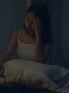 O que significa acordar várias vezes durante a madrugada, segundo a psicologia