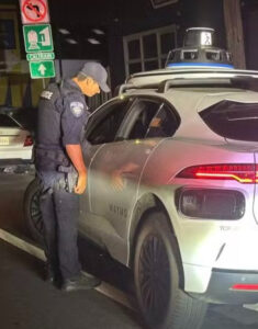 Táxi autônomo da Waymo faz retorno proibido e deixa polícia sem saber como multar