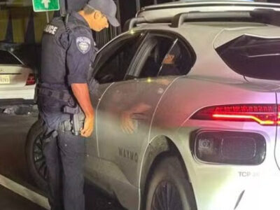 Táxi autônomo da Waymo faz retorno proibido e deixa polícia sem saber como multar