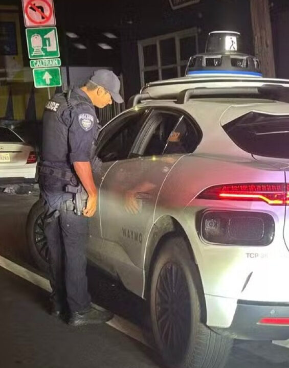 Táxi autônomo da Waymo faz retorno proibido e deixa polícia sem saber como multar