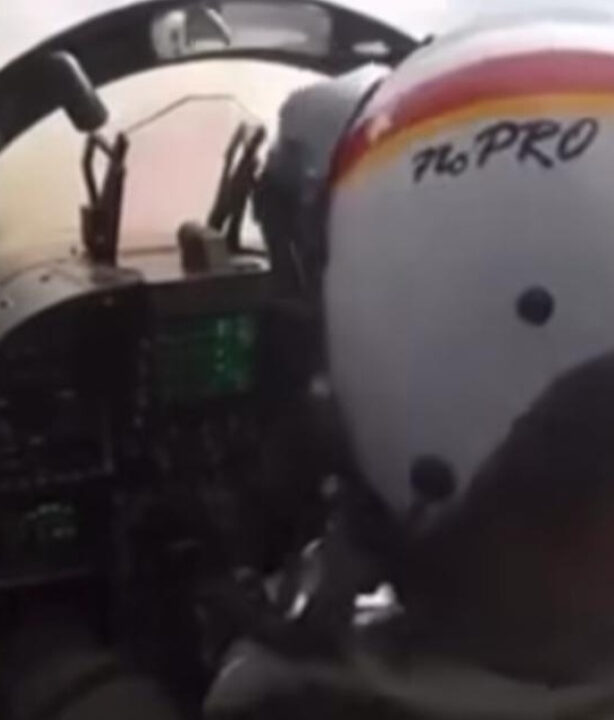 Tido como o mais difícil da aviação, assista um piloto pousando num porta avião de dentro do cockpit; VEJA VÍDEO