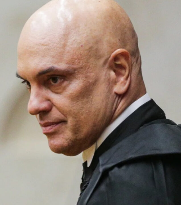 Moraes destitui advogados de ex-assessores de Bolsonaro e aciona DPU