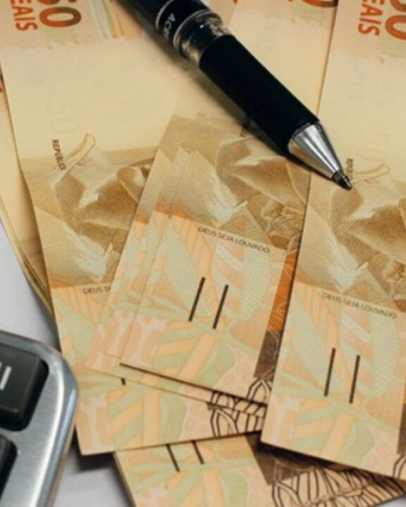 Inadimplência explode no Brasil: 30,5% das famílias estão com contas atrasadas, maior recorde da história