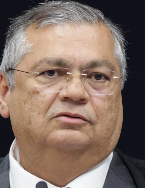 Flávio Dino dá despacho blindando chefe de sindicato do irmão de Lula