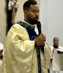 Saiba quem é o padre flagrado com noiva de fiel só de baby-doll