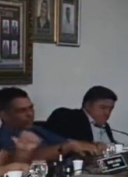 Vereador solta “Pum” em plena sessão e colegas se levantam. Veja vídeo