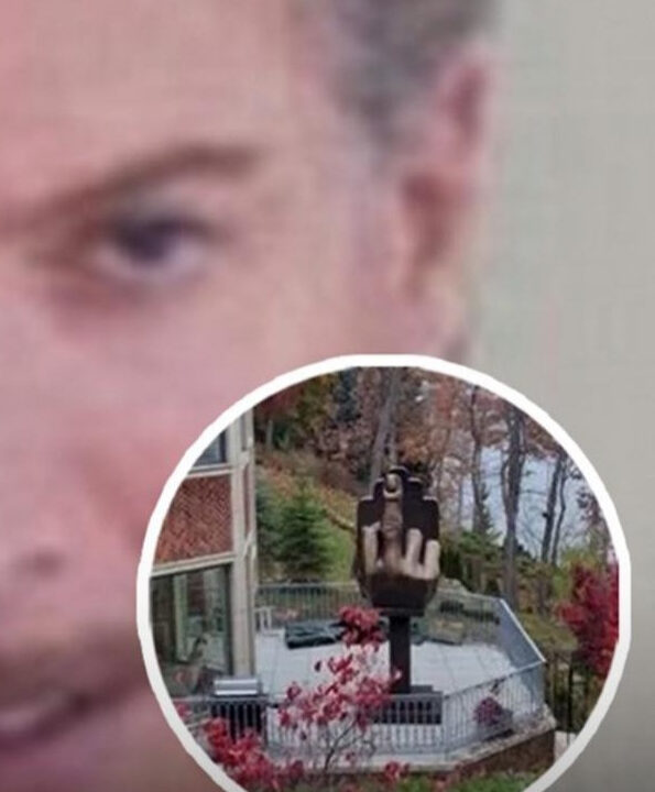 Homem comprou casa ao lado da ex-mulher e ergueu uma estátua com o dedo do meio para que ela pudesse ver todos os dias