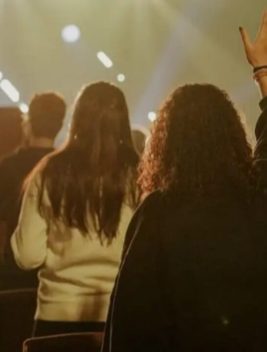 Nova pesquisa revela que jovens da geração Z estão retornando à igreja como nunca antes