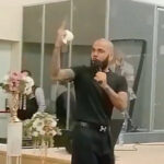 Dani Alves aparece pregando em um culto na Espanha sete meses após ser absolvido; VEJA VÍDEO