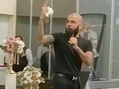 Dani Alves aparece pregando em um culto na Espanha sete meses após ser absolvido; VEJA VÍDEO