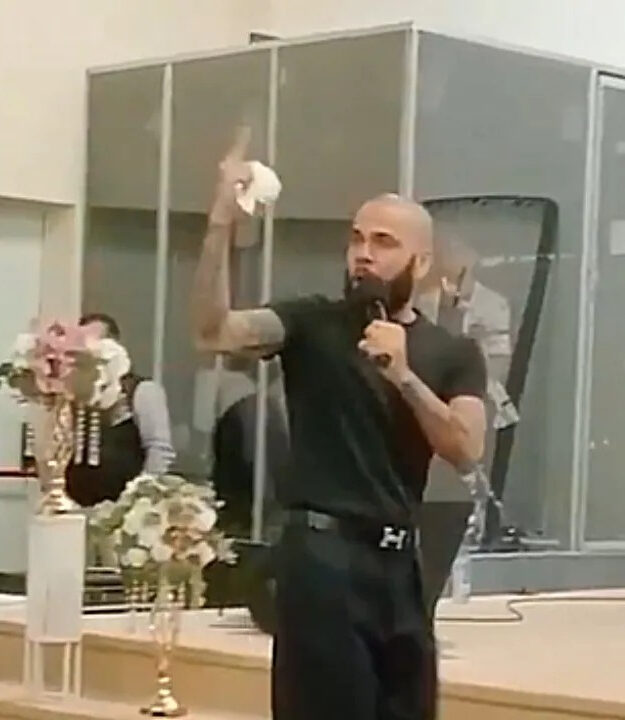 Dani Alves aparece pregando em um culto na Espanha sete meses após ser absolvido; VEJA VÍDEO