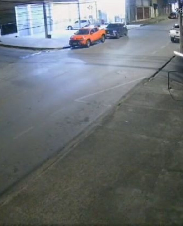 Velozes e furiosos? Carro em fuga pisa fundo e faz salto cinematográfico; a Viatura da PM também voou literalmente; VEJA VÍDEO