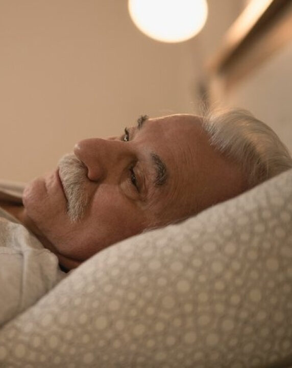 Dormir bem se torna mais difícil com a idade? O que a ciência diz sobre o sono em pessoas com mais de 60 anos