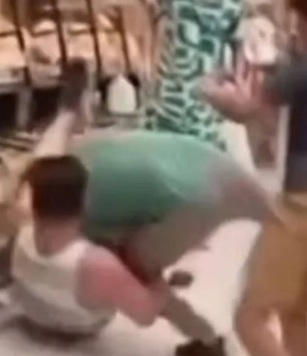 Clientes trocam socos durante briga por pegador de pão em supermercado; VEJA VÍDEO
