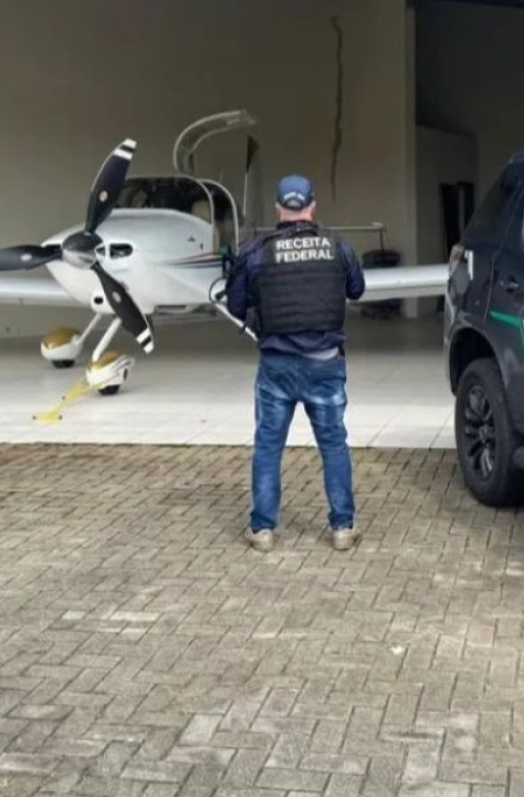 Avião com 571 iPhones irregulares e avaliados em R$ 3 milhões é apreendido