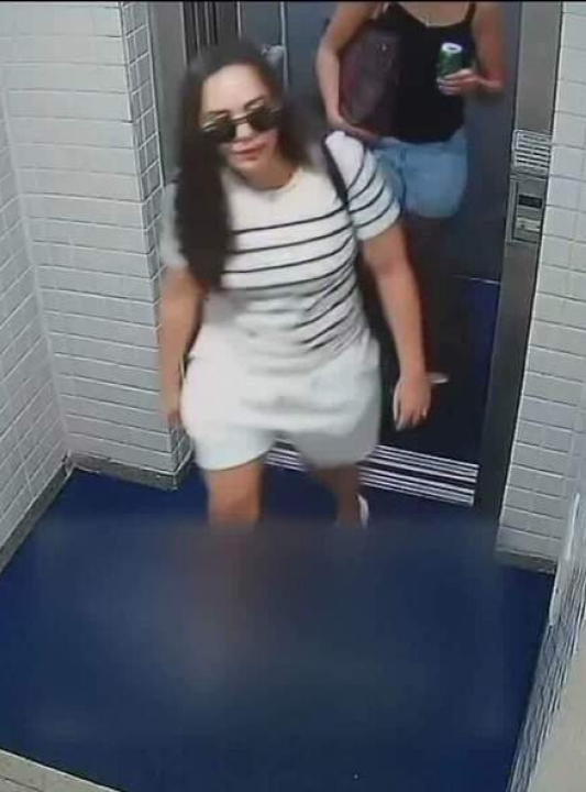 Mulheres entram em prédio, roubam joias e saem pelo elevador bebendo cerveja; VEJA VÍDEO