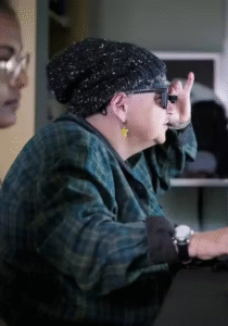 Novo implante na retina recupera visão em idosos, que passam a ler novamente