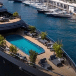 Entre o glamour e o absurdo: Um verdadeiro palácio flutuante rouba a cena em Mônaco, com luxo digno da realeza e até cinema a bordo