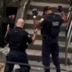 Policiais ajoelhados oram durante operação no RJ; VEJA VÍDEO