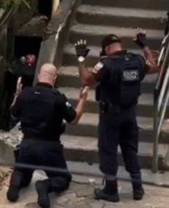 Policiais ajoelhados oram durante operação no RJ; VEJA VÍDEO