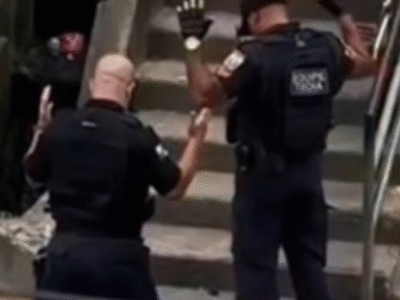 Policiais ajoelhados oram durante operação no RJ; VEJA VÍDEO