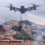 Veja momento que criminosos lançam drone com bombas contra polícia; ASSISTA