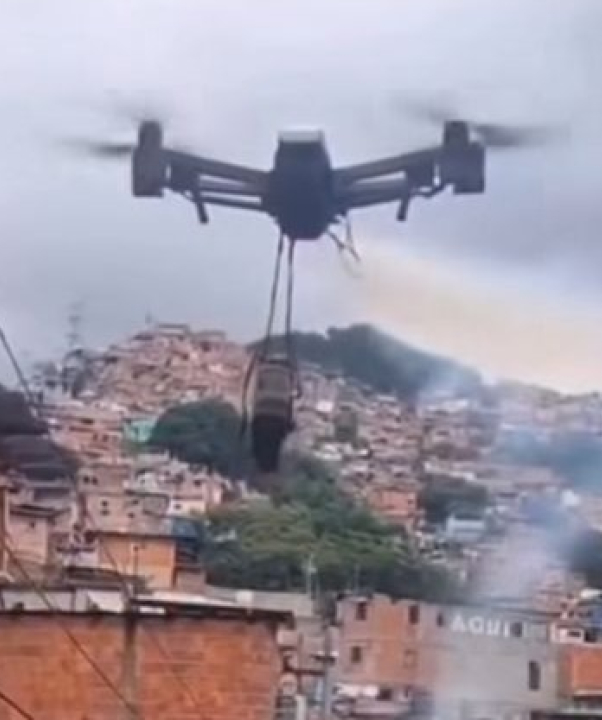 Veja momento que criminosos lançam drone com bombas contra polícia; ASSISTA