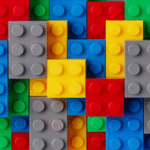 Adolescente de 16 anos cria mão robótica com peças de Lego