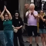 Nas ruas, cariocas aplaudem e homenageiam policiais; VEJA VÍDEO