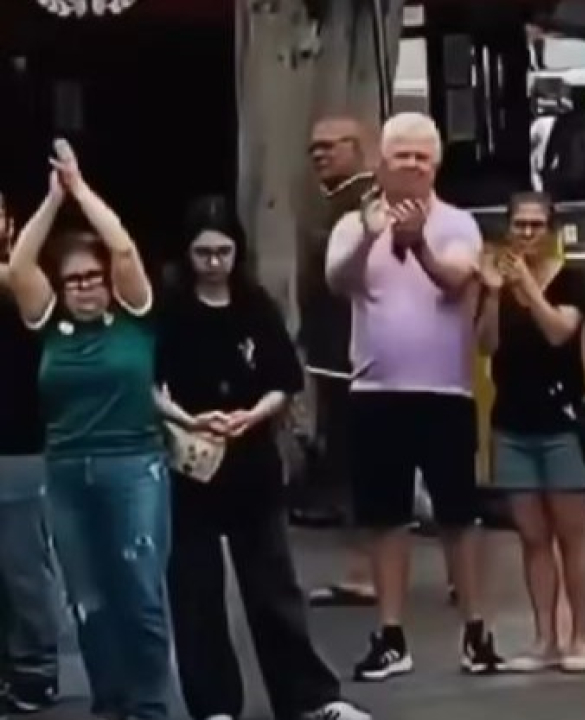 Nas ruas, cariocas aplaudem e homenageiam policiais; VEJA VÍDEO