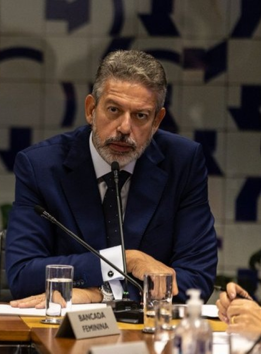 Governo estuda demitir indicados de Lira e dar mais cargos a Hugo Motta