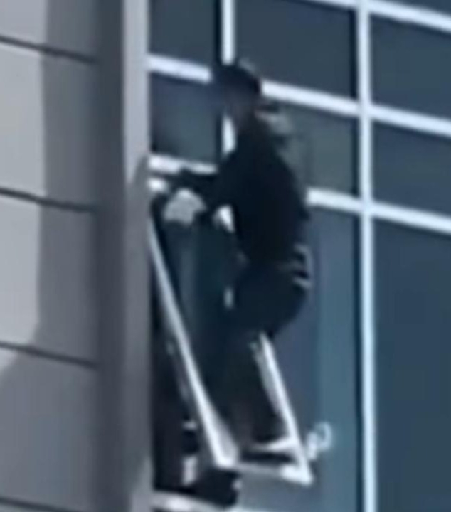 Homem salva menina de três anos pendurada em janela do oitavo andar; VEJA VÍDEO