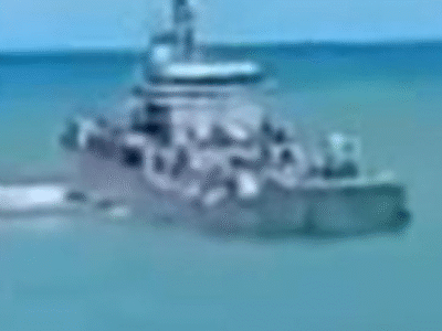 Navio da Marinha Venezuelana fica parcialmente submerso durante exercício militar; VEJA VÍDEO