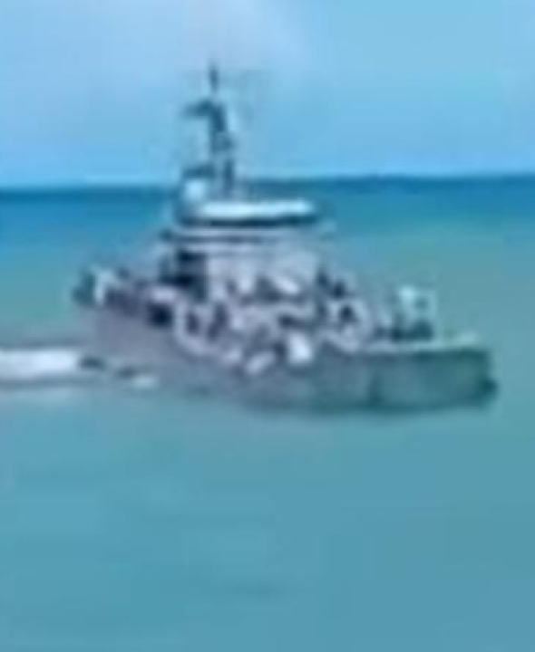 Navio da Marinha Venezuelana fica parcialmente submerso durante exercício militar; VEJA VÍDEO