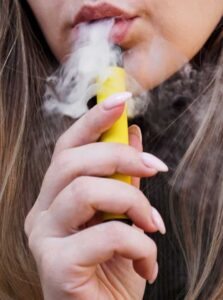 OMS alerta: 15 milhões de jovens de 13 a 15 anos usam cigarros eletrônicos