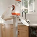 Conheça o robô doméstico que consegue até lavar louça sem quebrar nada