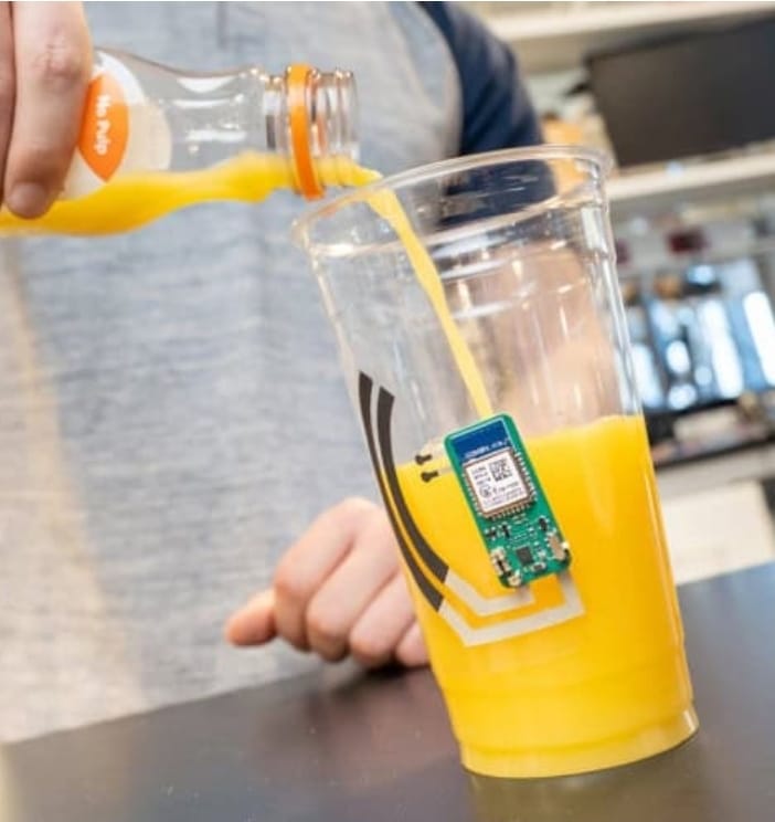 Adesivo em copo monitora níveis de vitamina C pelo suor