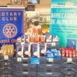 Ação rotária consegue 101 quilos de alimentos para o Educandário, apesar da chuva que caiu na cidade no último sábado e prejudicou a ação. Mesmo assim muitos ajudaram