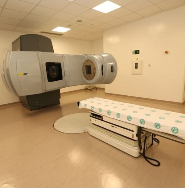 Oncologia da Santa Casa de Marília realiza 4.812 cirurgias por ano e oferece tratamento contra o câncer na sua integralidade. São 32.400 consultas, 20.904 exames e 17.880 sessões de quimioterapia. Quase tudo pelo SUS. Veja