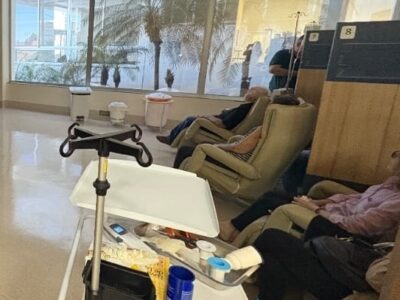 Hospital Oncológico Unimar realizou o “Cine- Onco” para tornar o tratamento mais humanizado e acolhedor. Ambiente da quimioterapia promove espaço de convivência, leveza e esperança. Veja!