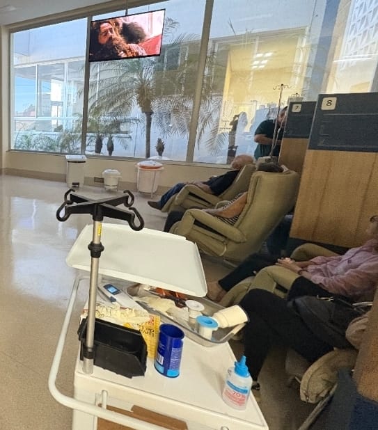 Hospital Oncológico Unimar realizou o “Cine- Onco” para tornar o tratamento mais humanizado e acolhedor. Ambiente da quimioterapia promove espaço de convivência, leveza e esperança. Veja!