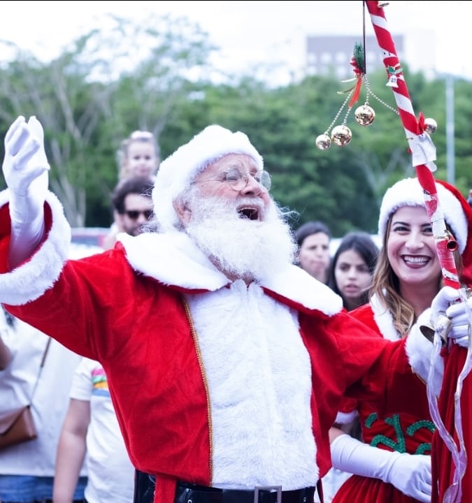 Chegada do Papai Noel marca início das festividades natalinas no Marília Shopping, com sorteio de um Chevrolet Tracker 0km. Evento foi a abertura das festividades, que contarão com muitas atrações para toda a família. Visite