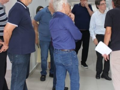 Médicos da primeira turma da Famema participam de encontro e visitam setores da Santa Casa de Marília. O provedor Norival Carneiro Rodrigues destacou contribuição deles na história da instituição