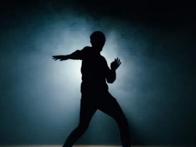 Como dançar como se alguém estivesse assistindo. Coreógrafa dá dicas. “Às vezes, você só precisa gritar para se livrar do peso e relaxar! Ninguém se importa se você está com boa aparência! Apenas dance!”