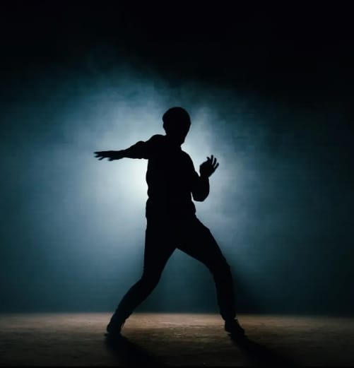 Como dançar como se alguém estivesse assistindo. Coreógrafa dá dicas. “Às vezes, você só precisa gritar para se livrar do peso e relaxar! Ninguém se importa se você está com boa aparência! Apenas dance!”