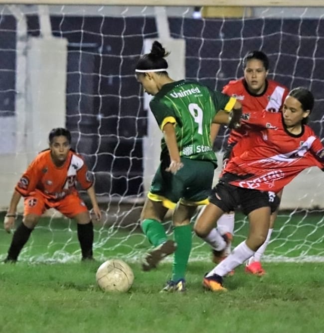 Copa Marília de Futebol de Base tem abertura com goleadas no feminino. Veja os resultados e o Top 3 da artilharia. Masculino já inicia o mata-mata