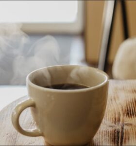 Tomar bebidas muito quentes aumenta risco de câncer de esôfago. Estudo britânico aponta inflamações e mutações nas células do esôfago. Foram acompanhadas 455 mil pessoas durante 11 anos