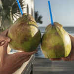 Água de coco todo dia faz bem? Nutricionista explica benefícios e riscos