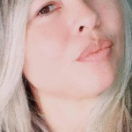 Policial penal é achada morta em casa com muro pichado “X9” e CV